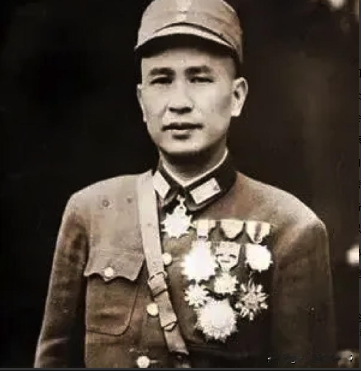 1937年，李克农外出散步，这时，一个老农朝他扔了一个纸团，李克农打开一看，脸色