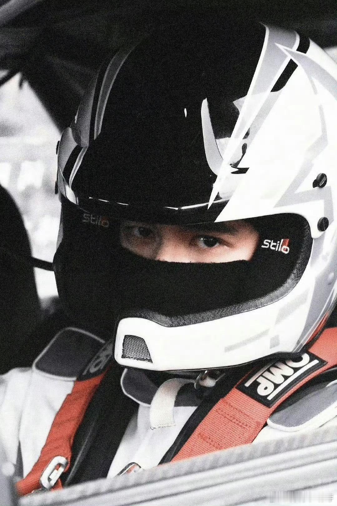 胡先煦飞驰3气血很足的帅胡先煦在《飞驰3》里饰演的刘世豪，那叫一个帅！作为实绩满