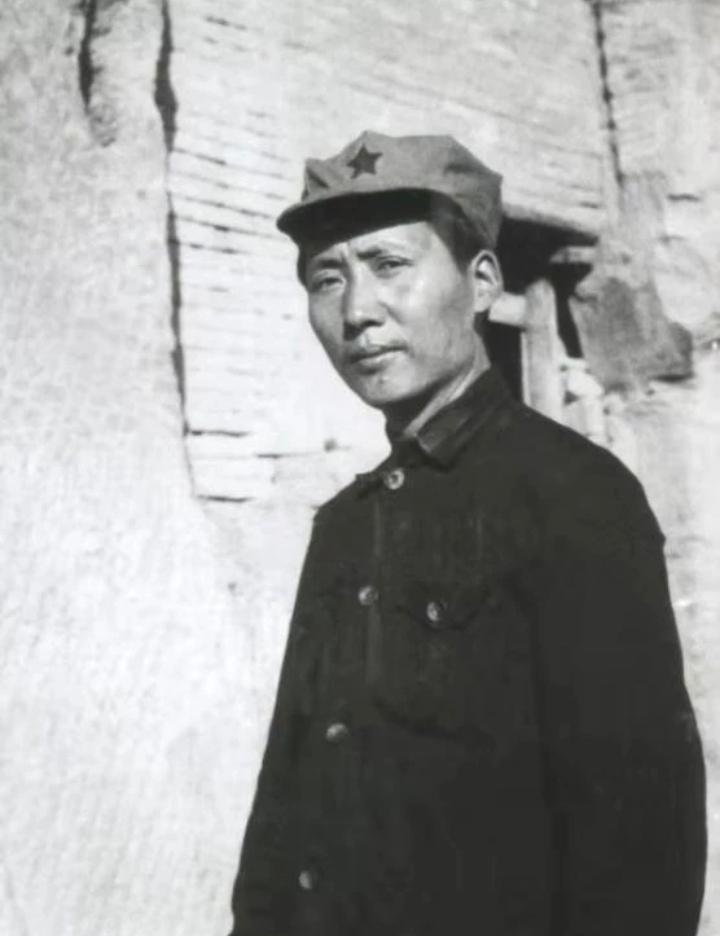 外国友人高度评价！伟人的魅力源自何处？
 
常说人靠衣装马靠鞍，但真正的魅力，从