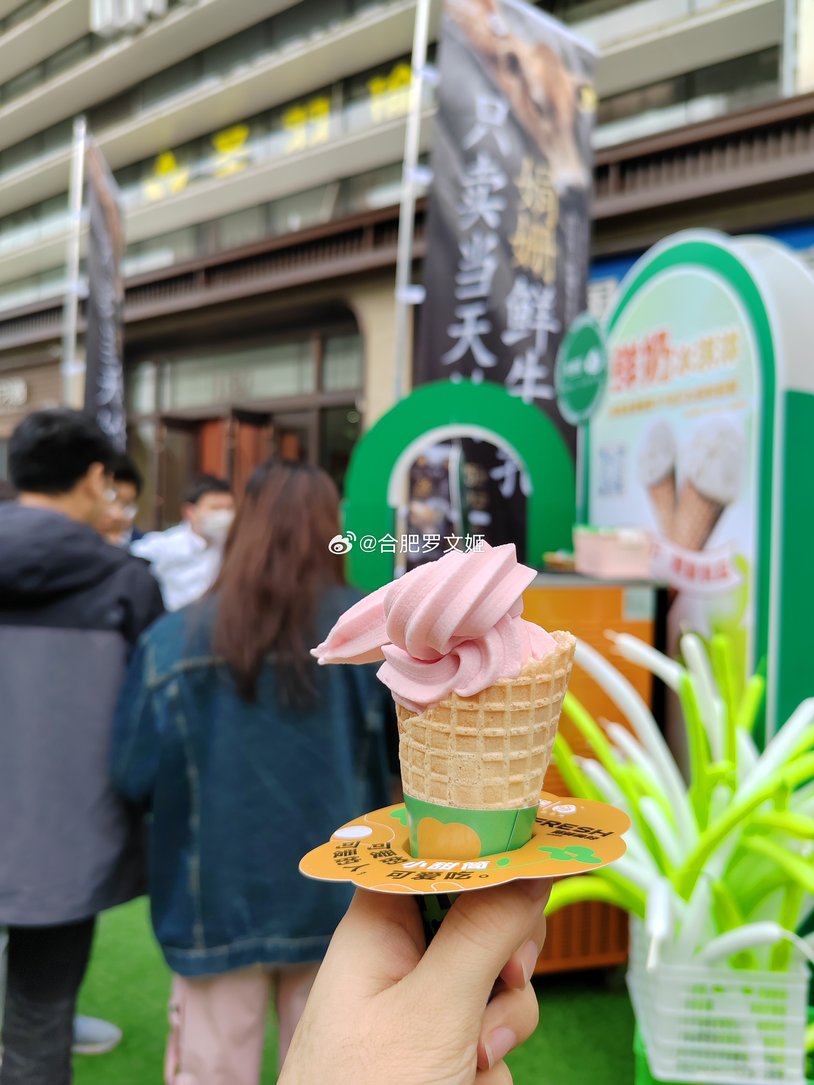 像我们这种老母亲，真日常早起给娃一杯奶，晚睡再给娃一杯奶。一直喝新希望的鲜牛奶。