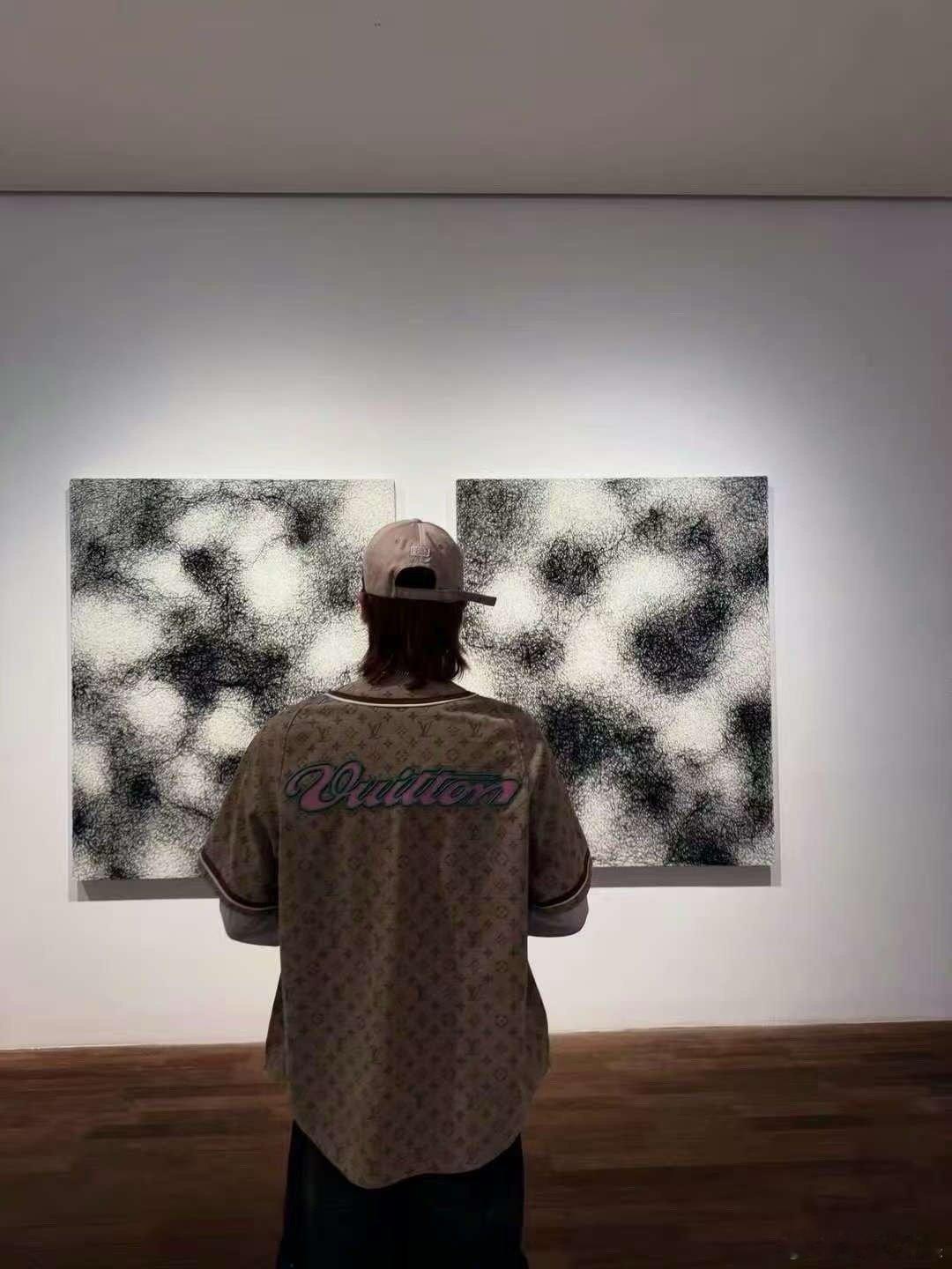 徐明浩看展明信片徐明浩又又又去看展了徐明浩又又又去看展了，明信片来了，[挤眼][
