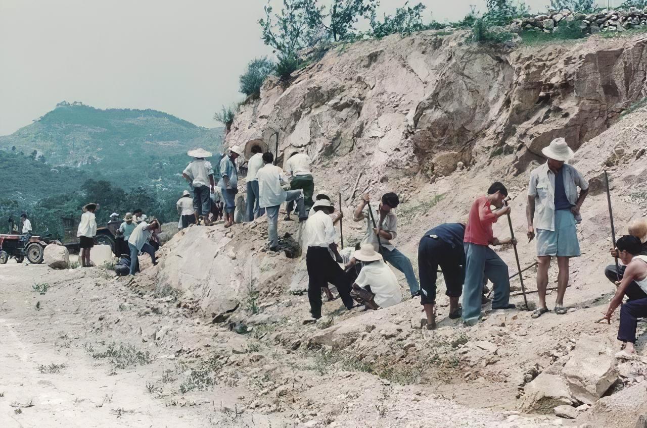 1999年，内蒙古广袤无垠的草原上，隐藏着一个不为人知的秘密，这个秘密随着一位名