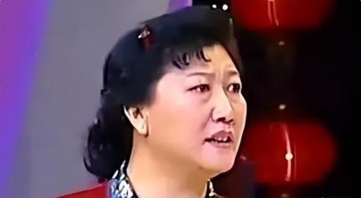 2005年的夏天，高秀敏突然猝死，遗体被殡仪馆的工作人员，从家里抬了出来，这是现