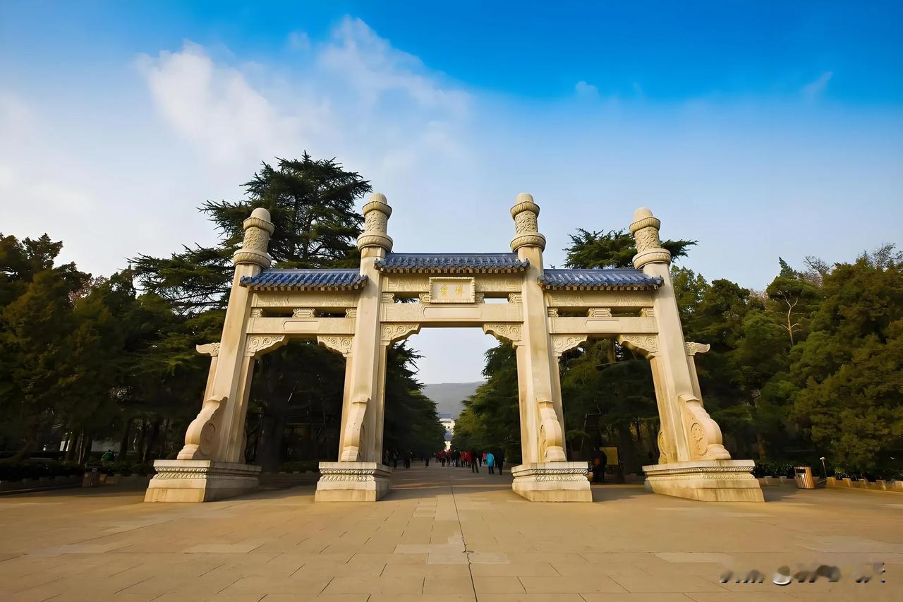 七绝：拜谒中山陵
国父凝眸向大江，
中山陵墓气轩昂。
玉阶直上三千尺，
仰望遗容