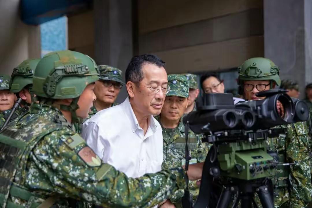 民进党当局倚武拒统毫无悔意，2026年“汉光42号”演习明天开演。
      