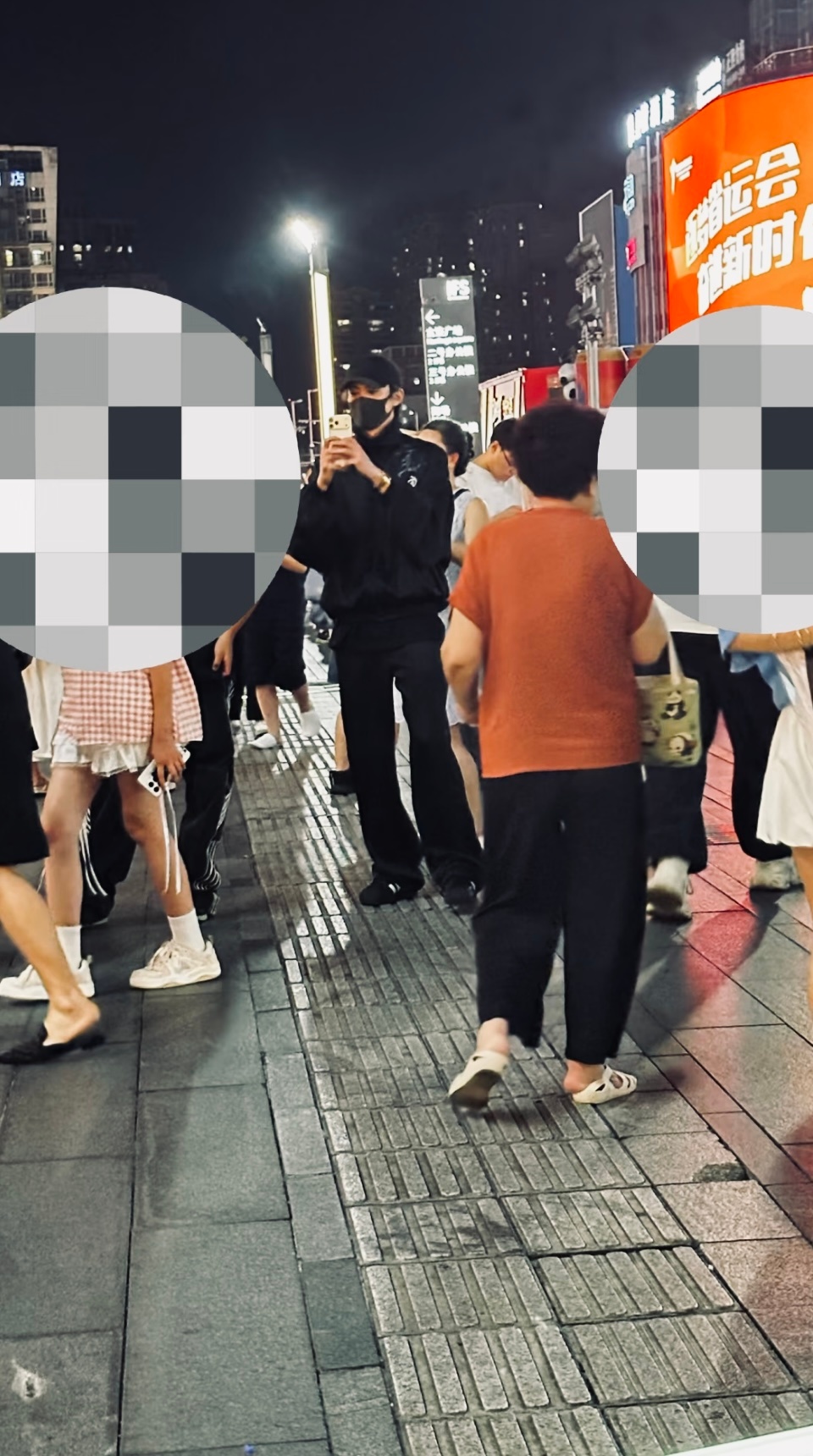 九头身巨星惊现市中心拍熊猫😆 生人勿近的气场做这种萌萌哒的事  真的很王鹤棣