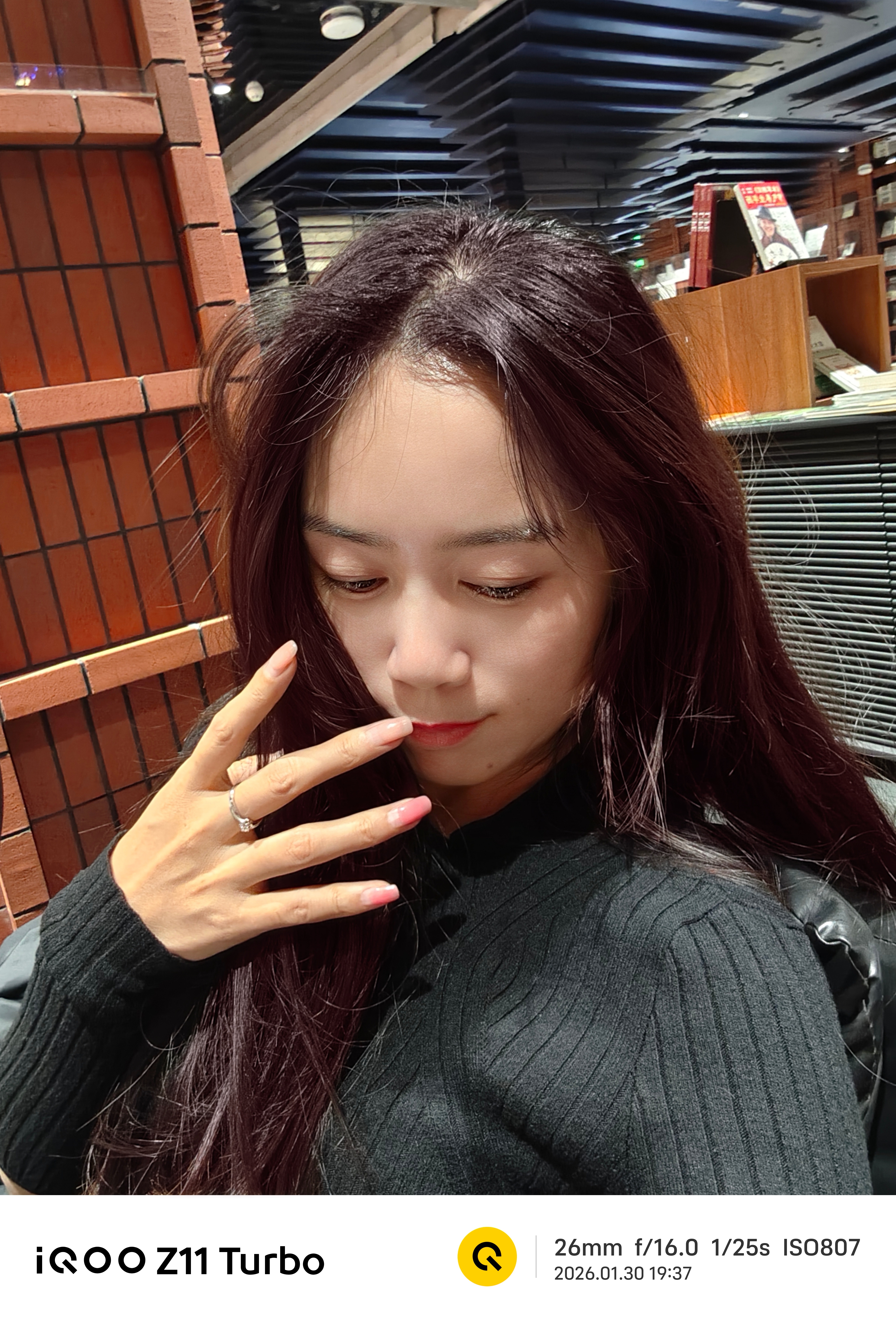 今天去了一个网红书店，虽然我们是晚上去的，但是还是有很多人在。3楼有很多座椅可以