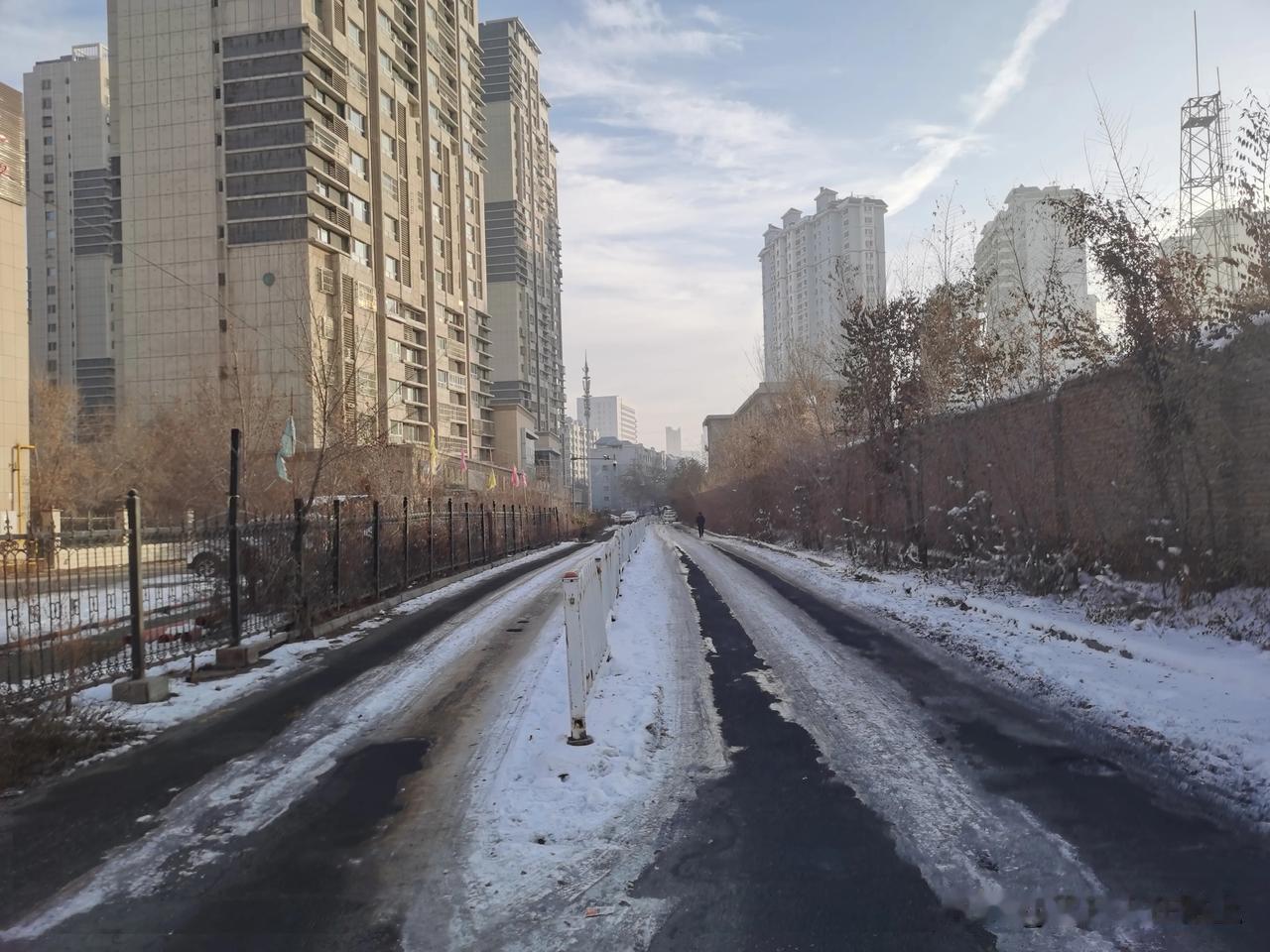 上一场雪有些巷道还没有清理完毕，下一场雪也快到了，看天气预报，下周一乌市又有降雪