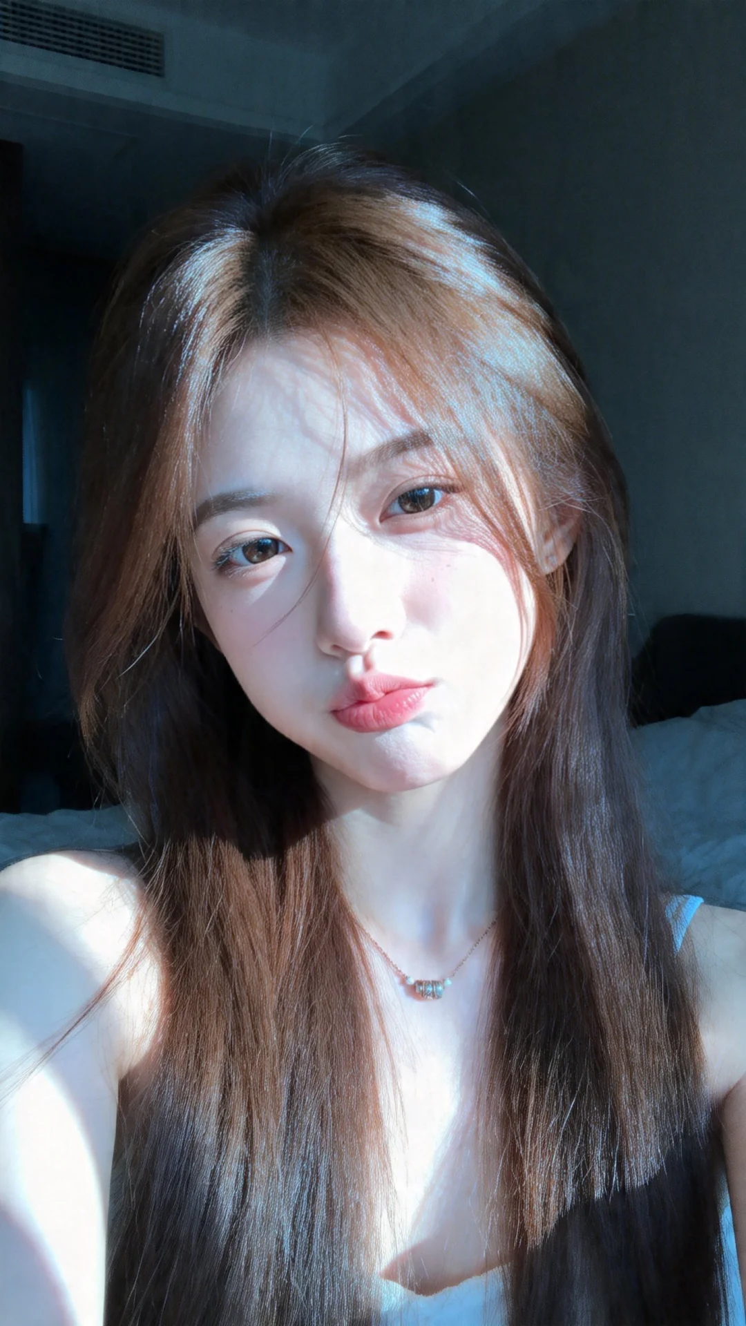 栗棕色森系发型，发丝垂坠且轻抚泛光，瓷感白肌肤，清纯动人，佩戴简约饰品...