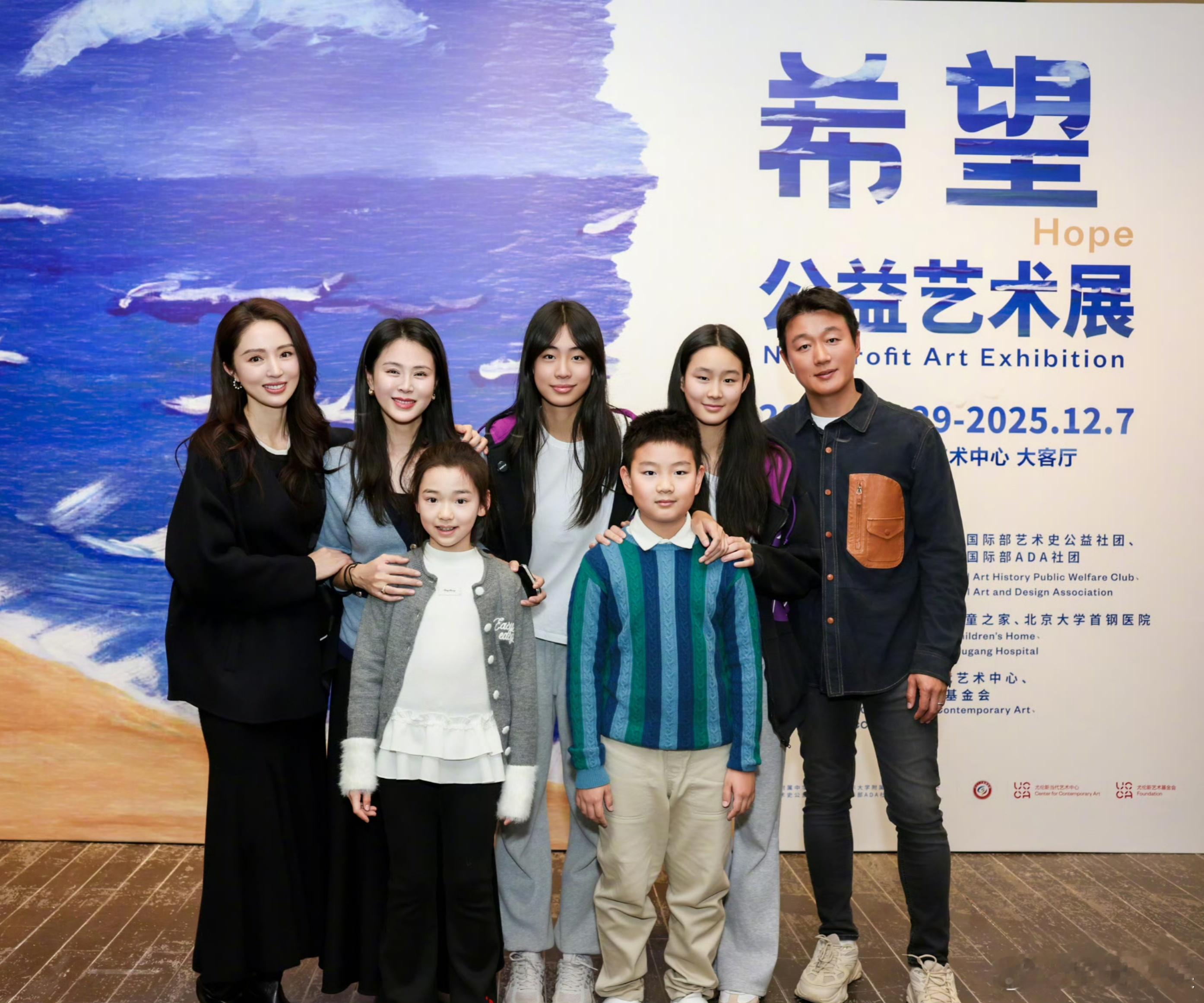 董璇小酒窝现身支持佟大为女儿艺术展董璇小酒窝现身支持佟大为女儿艺术展佟大为两个女