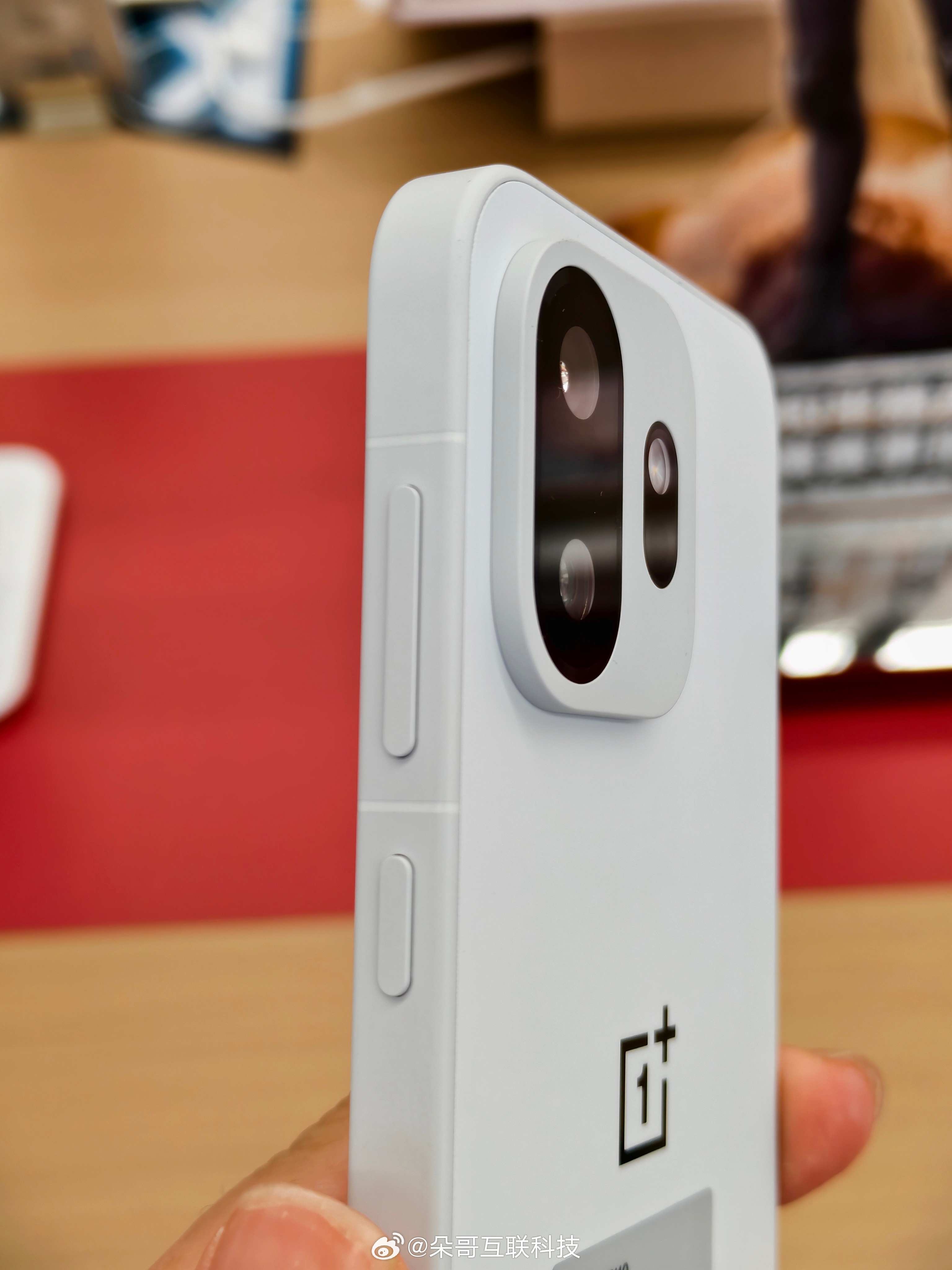 上期一加15T配置爆料反响不错今天掐点拍到体验店真机🤳这个白色质感真的绝了，简