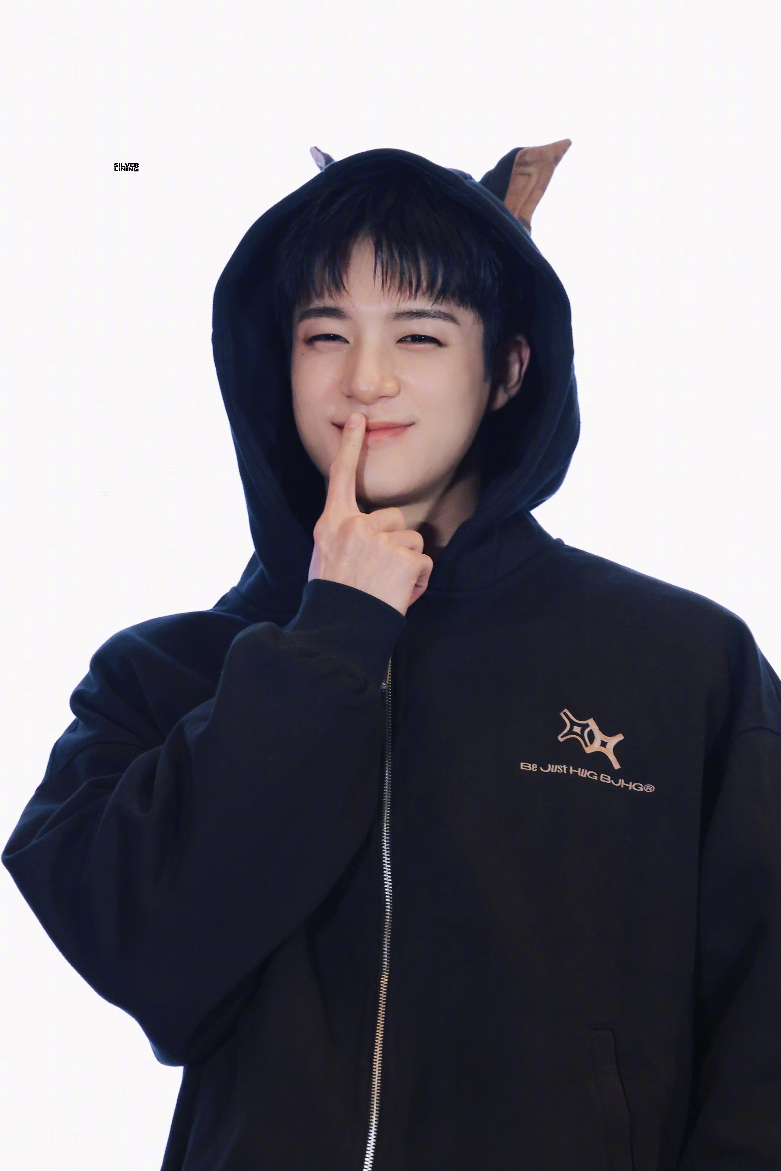 【Theqoo】最近进行签售的JENO，状态特别好(.◜◡◝) 李帝努