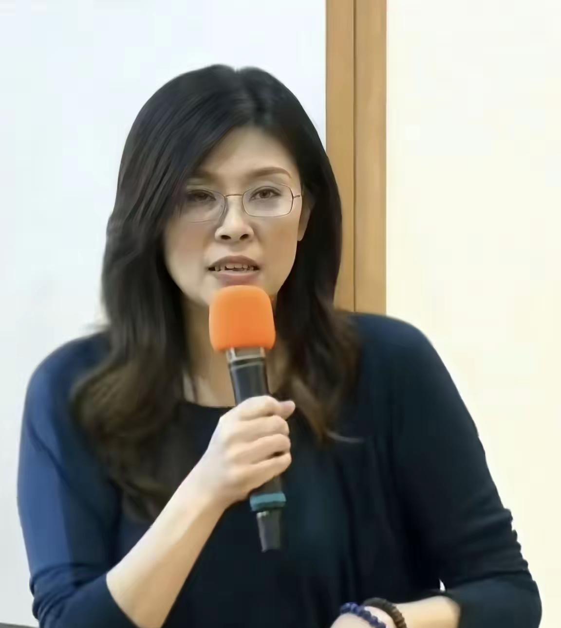 全国人民向郑丽文发出警告！你没有资格在祖国面前摆架子，或者提任何条件。

国民党