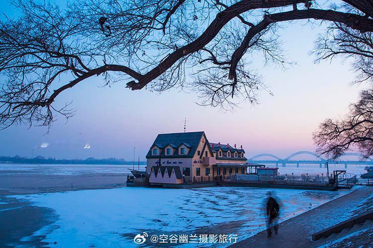住在哈尔滨松花江边，出门就看到友谊宫，走过去就到江边了。下过雪松花江已结了厚厚的
