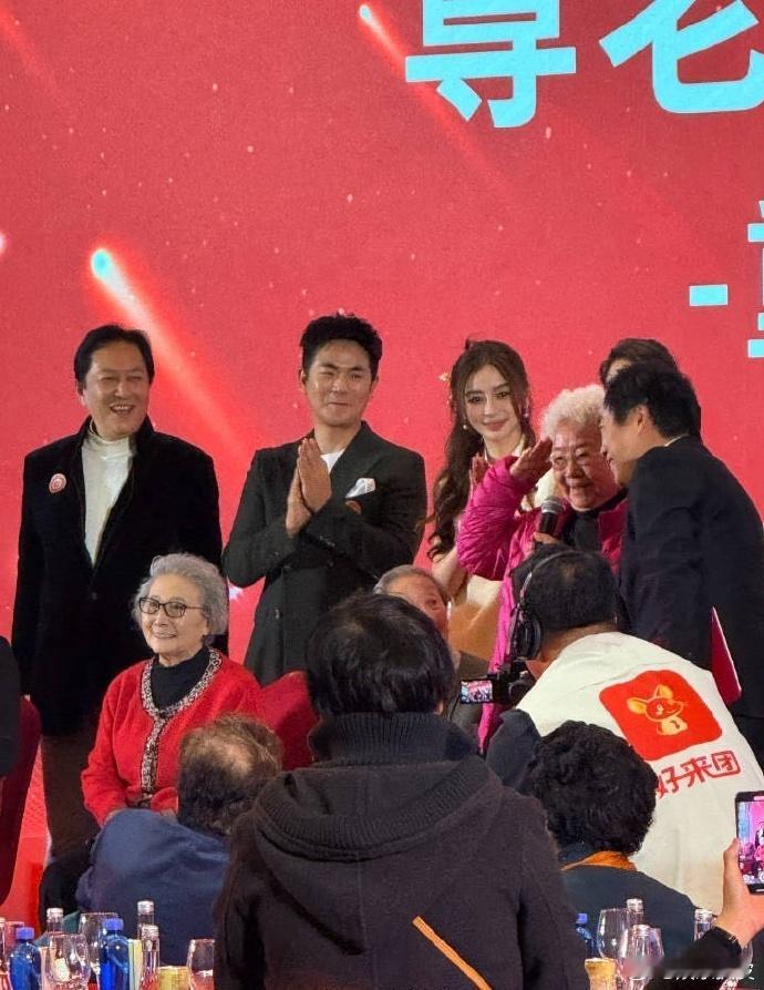 angelababy唐国强同框angelababy唐国强活动同框中广联重阳敬老活
