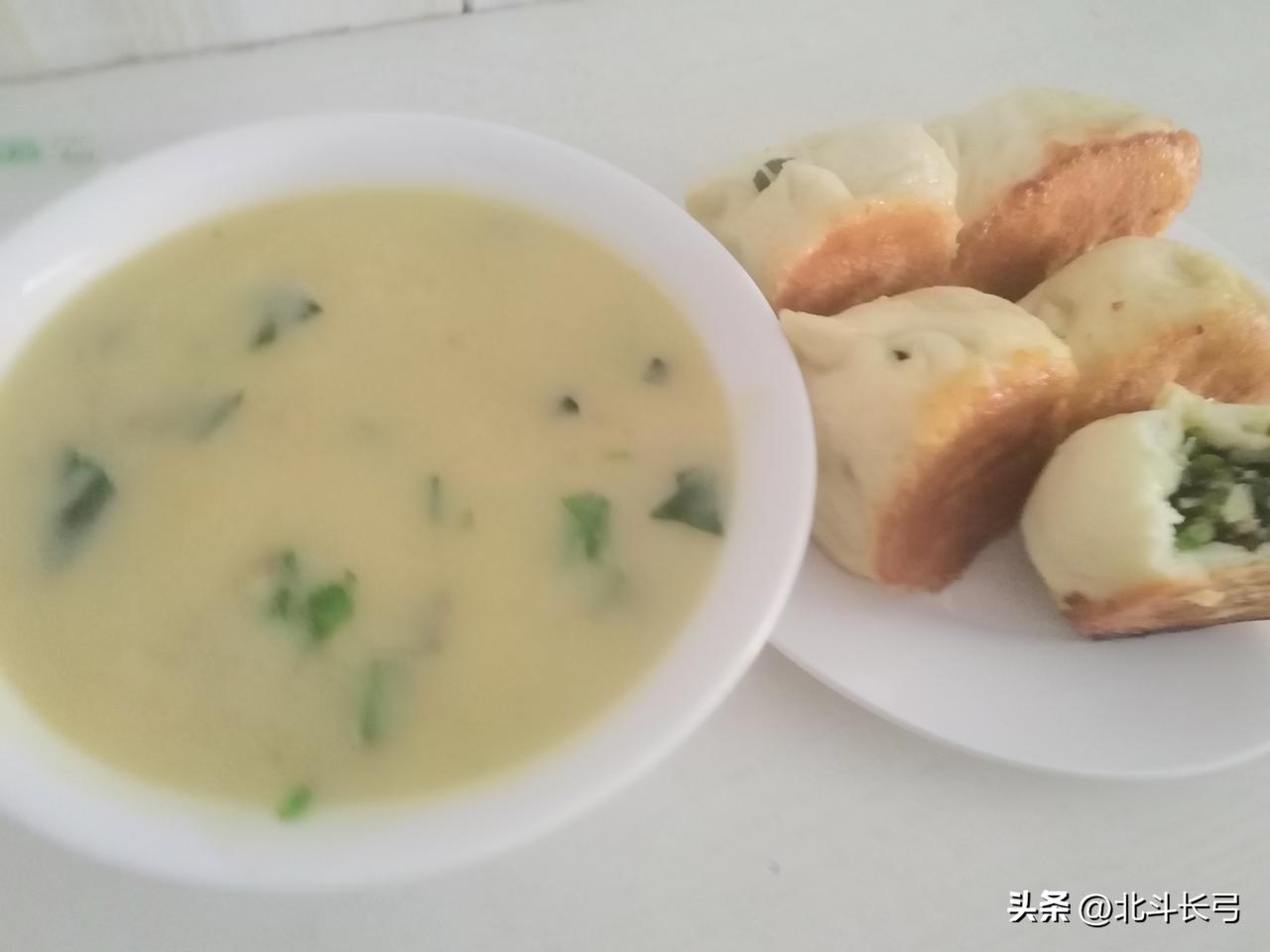 馋炉包了，中午顺路走了二十分钟去老方子馅饼粥，这是一家三十年老店，过段时间就来吃