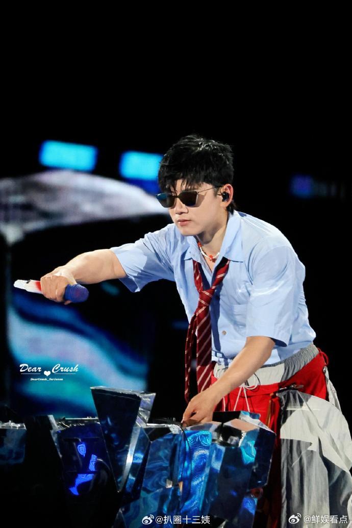 张杰伴舞都跳不动了张杰还在jump  看着伴舞逐渐跳不动的样子，再看看张杰活力满