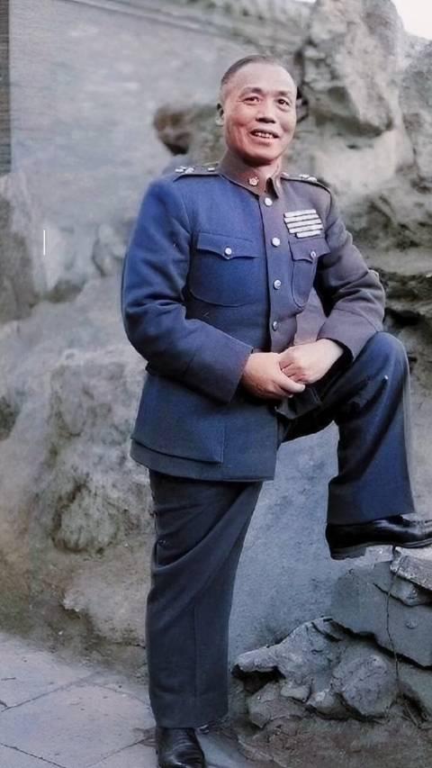 民国腐败往事。
1948年，首次“行宪国大”，选举总统与副总统。蒋介石，被粉饰为