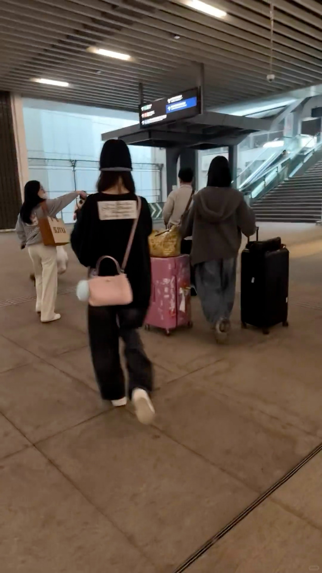 吴宣仪wxy2025爱奇艺尖叫之夜 这个偶遇的背影也好看