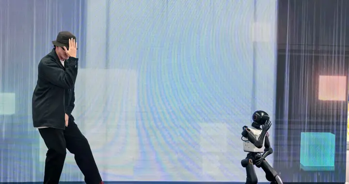 加速進化發布小尺寸機器人，將落地校園，創始人：人形機器人市場供不應求