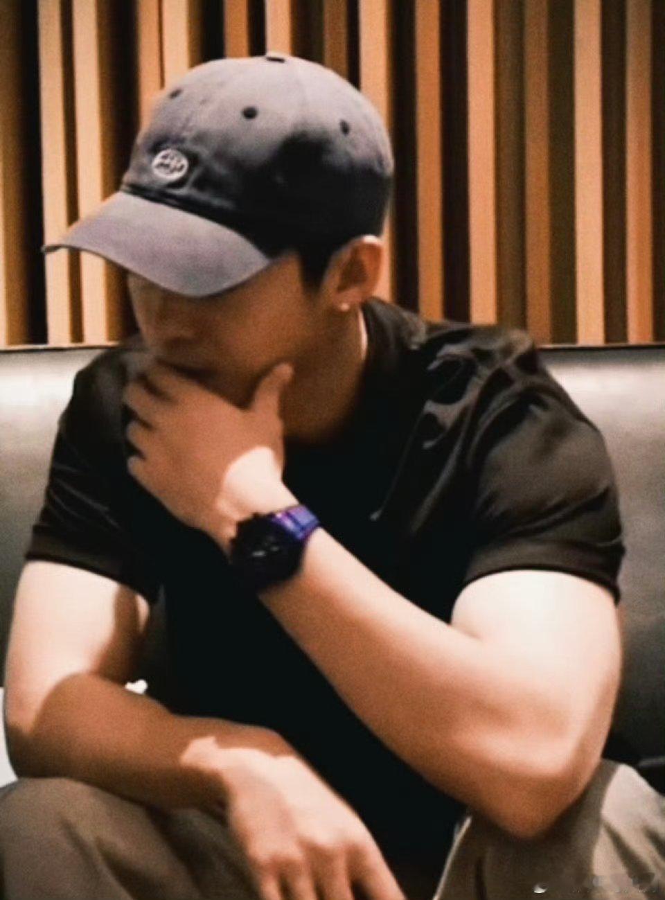 于适的身材属于什么水平  于适身材成话题，被称无可挑剔。小头宽肩显英气，大胸厚背