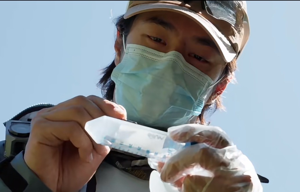 王一博很适合野外生活 