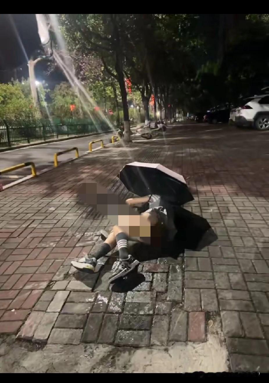 糗大发了，网传一8万粉丝的女网红喝多了，竟然拉在网约车的后座上！差点直接把网约车