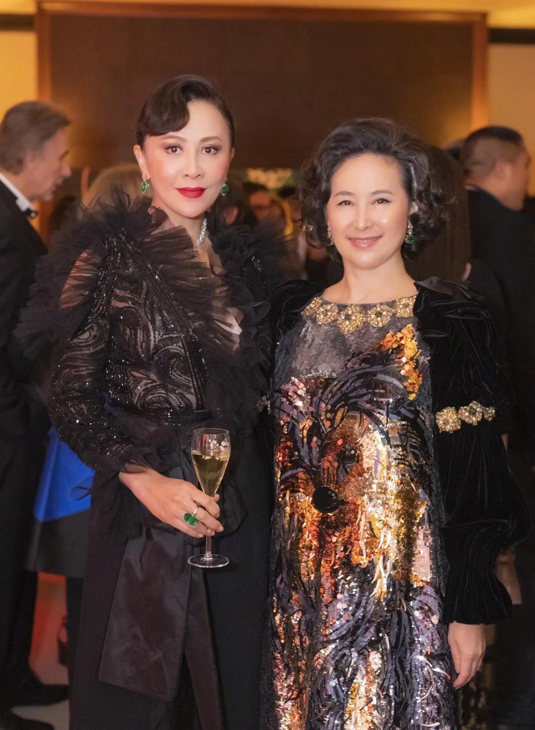 一个是许晋亨前女友，一个是许晋亨前妻，刘嘉玲与何超琼的友谊却越来越好。

每次二