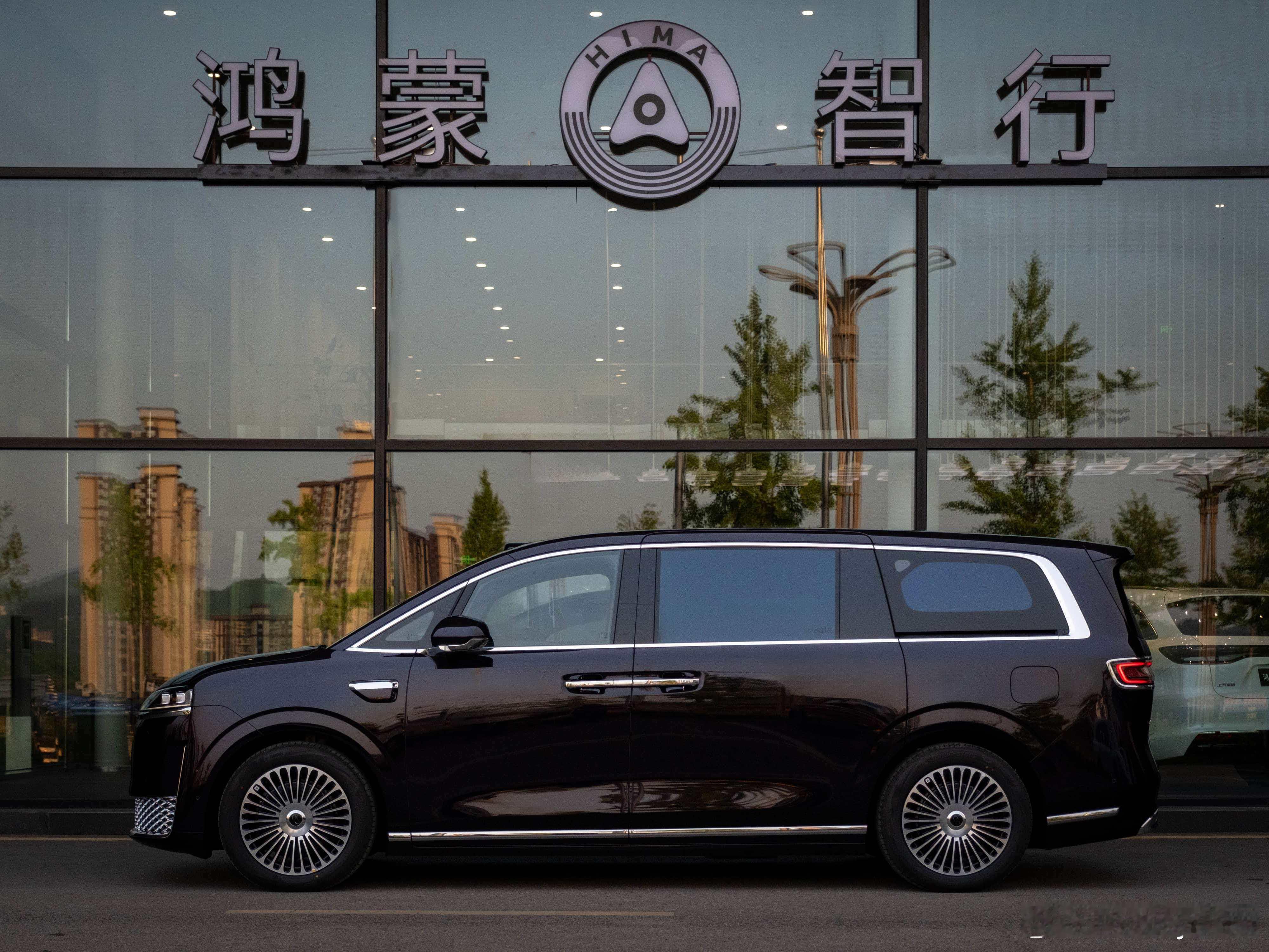 5 米 3 的 MPV 能不能开进窄车位？智界 V9 给的答案是「一把入位」。智