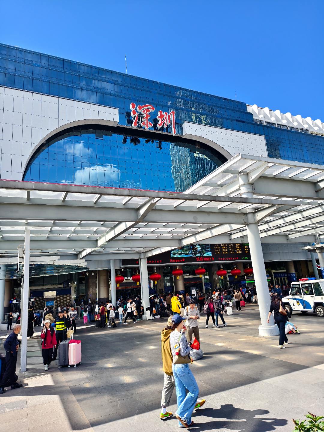 在外漂泊的朋友们， 你们都什么时候回家， 外面的世界会有风吹雨打； 苦...