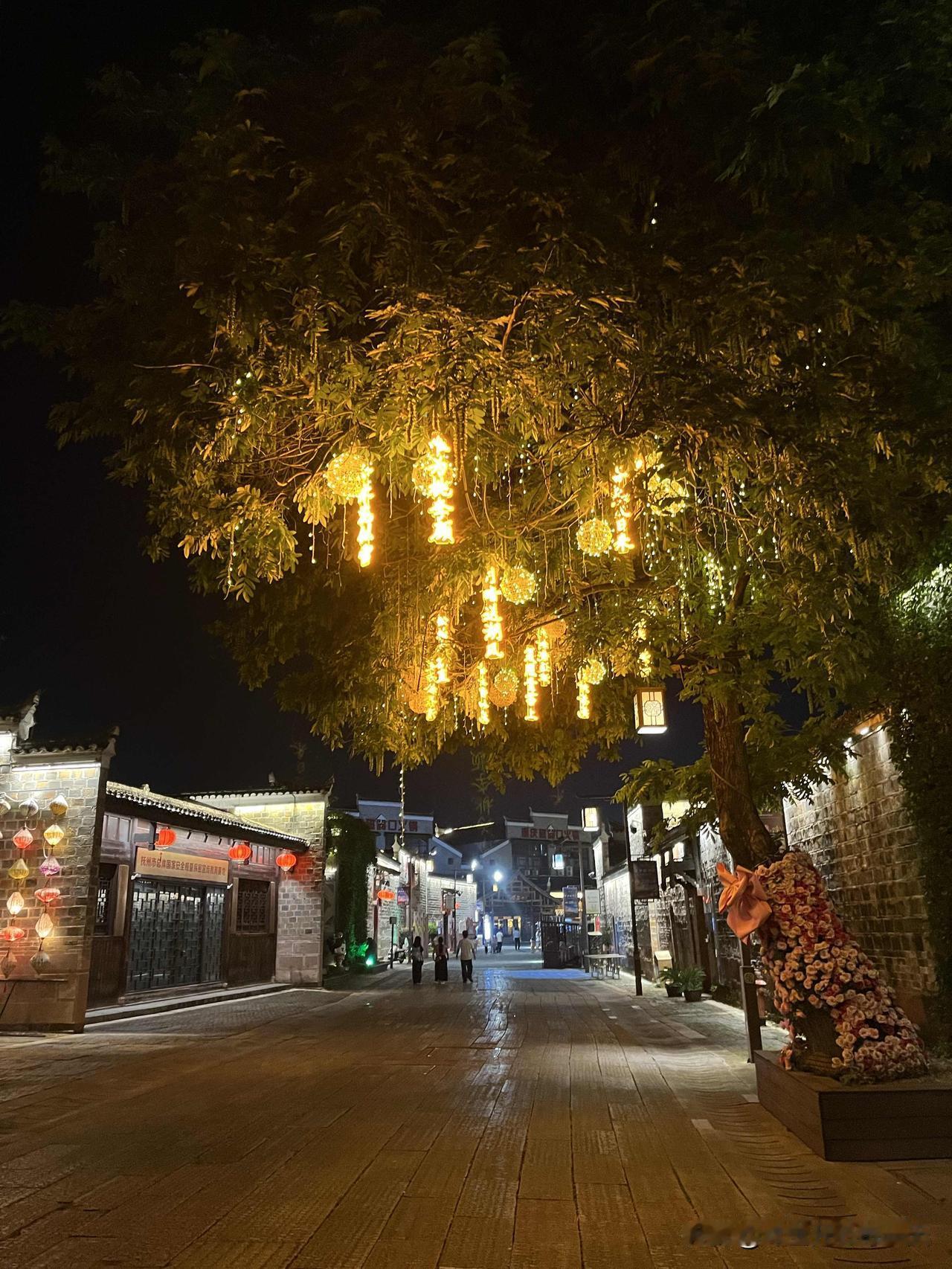 夜游抚州寻梦牡丹亭文化街区，亭台水榭在夜色与光影交织中古韵四溢，缭绕的水雾让氛围