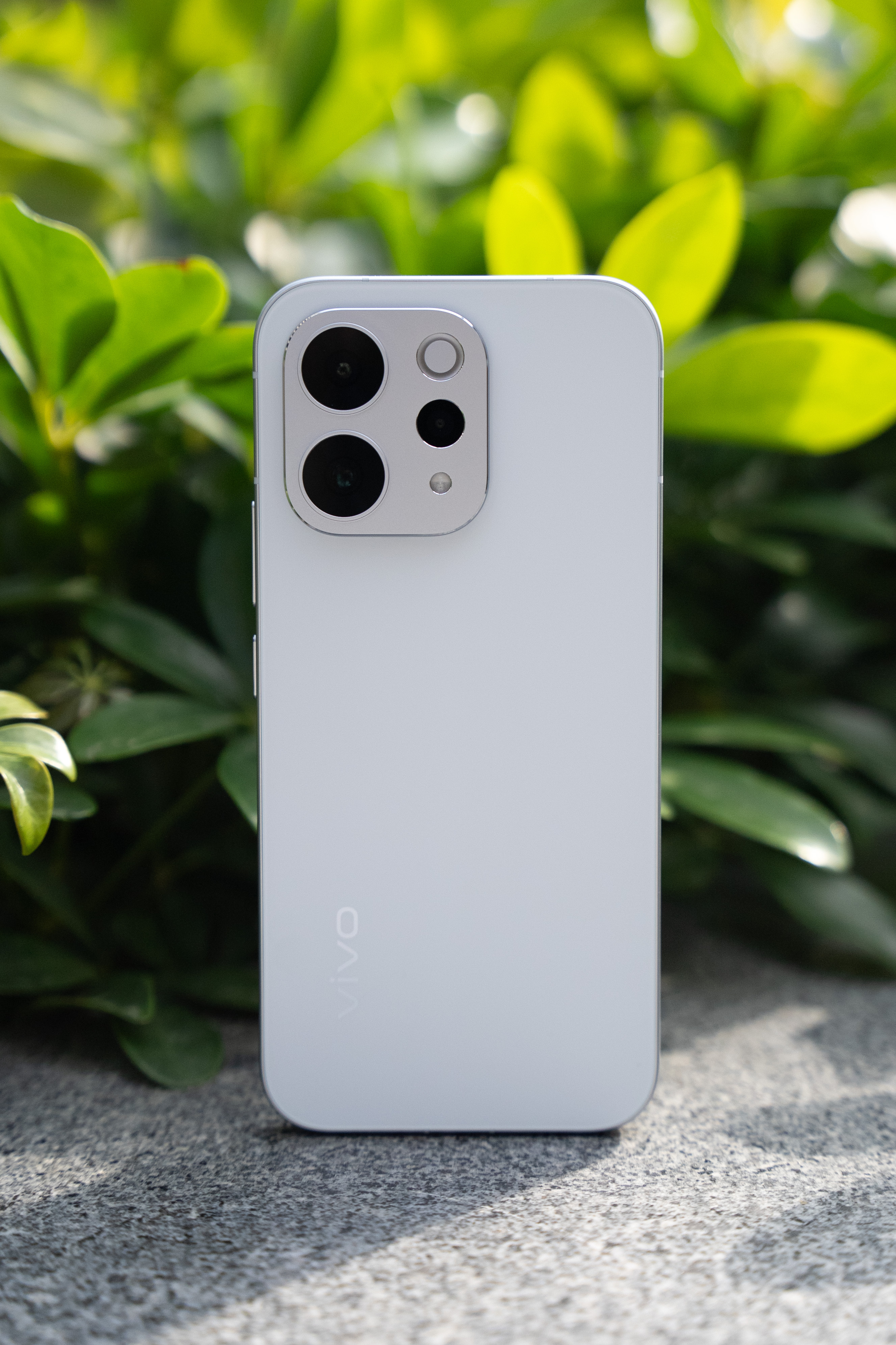 蓝厂的S50，这台悠悠蓝是一种偏白的淡雅蓝色，视觉观感非常清爽，背部用的是缎面柔