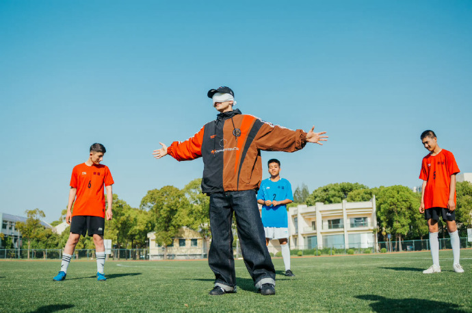 艾热舞台为盲人足球队发声说唱巅峰对决2026 脑海里全是黑暗中循着铃音奔跑的画面