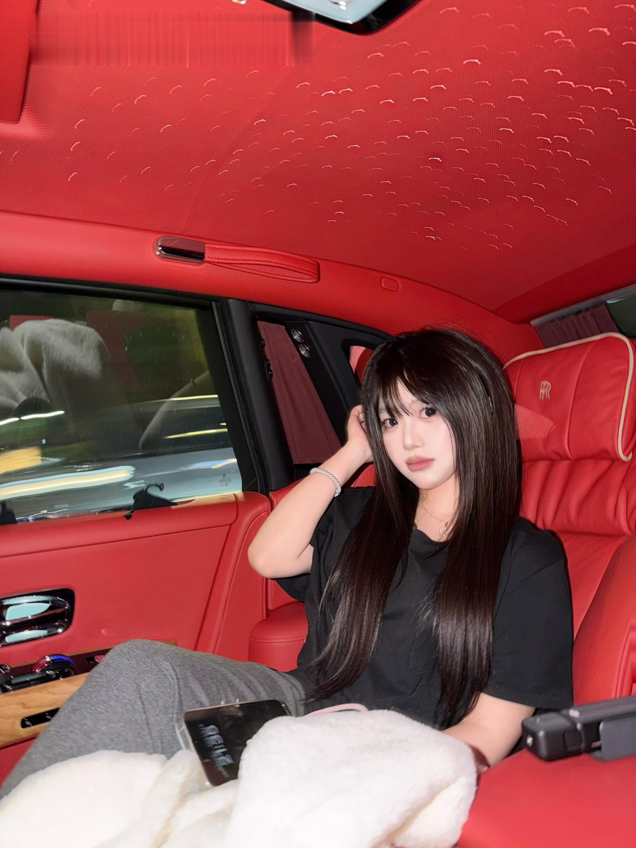 今天少吃一粒米 明天帅哥抱怀里。     工作场景非私人生活 工作场景...