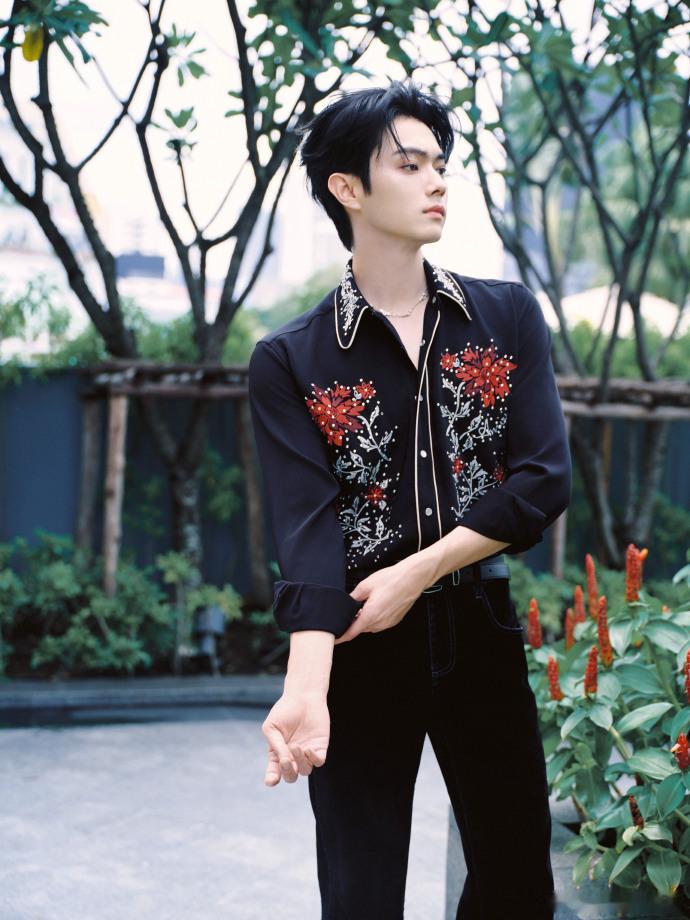 许凯衬衣穿搭港风满满许凯曼谷之约人气 许凯真的很适合港风衬衣，身姿挺拔氛围感爆棚