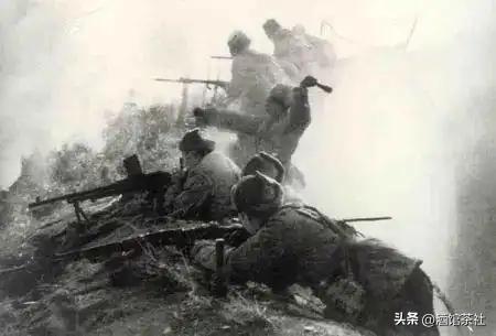 1951年，汉江北岸，彭德怀踏进一片战火洗礼过的土地，前面横七竖八地倒着第五十军