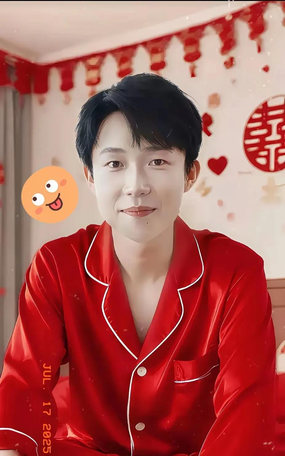 这是多少球迷梦寐以求的场景，大红色衣服与大头简直绝配，皮肤白皙，清新帅气！
墙上