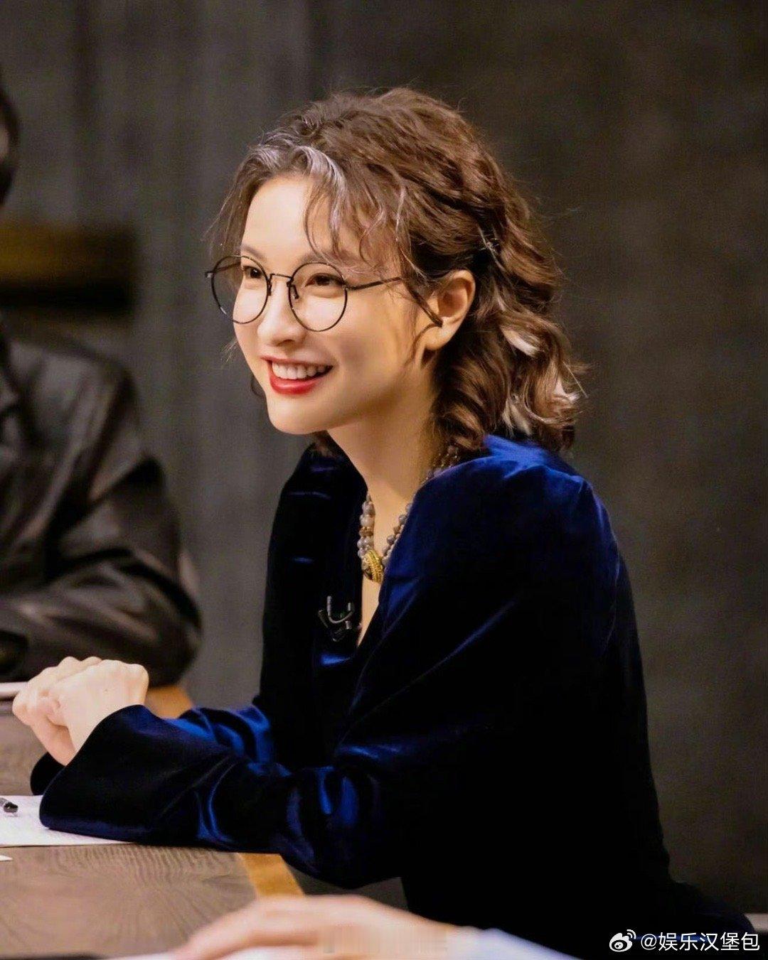 吴昕与教师塑的适配度大侦探 昕姐的教师造型，是智慧与温柔的双重暴击！无论是魔法学