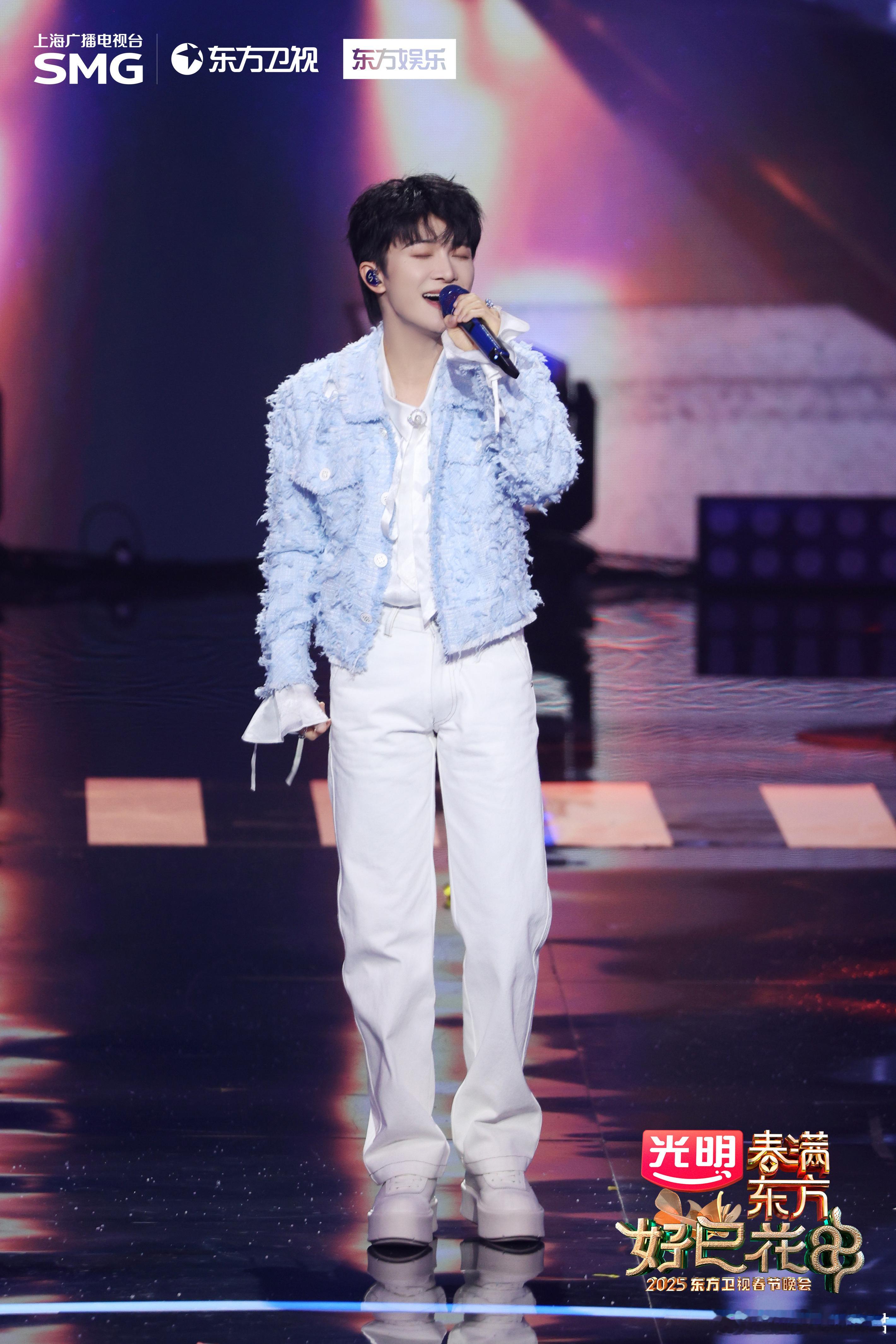 周深用新年歌声致敬平凡英雄  又是被的歌声治愈的一天！与周深再次携手，用歌声温暖