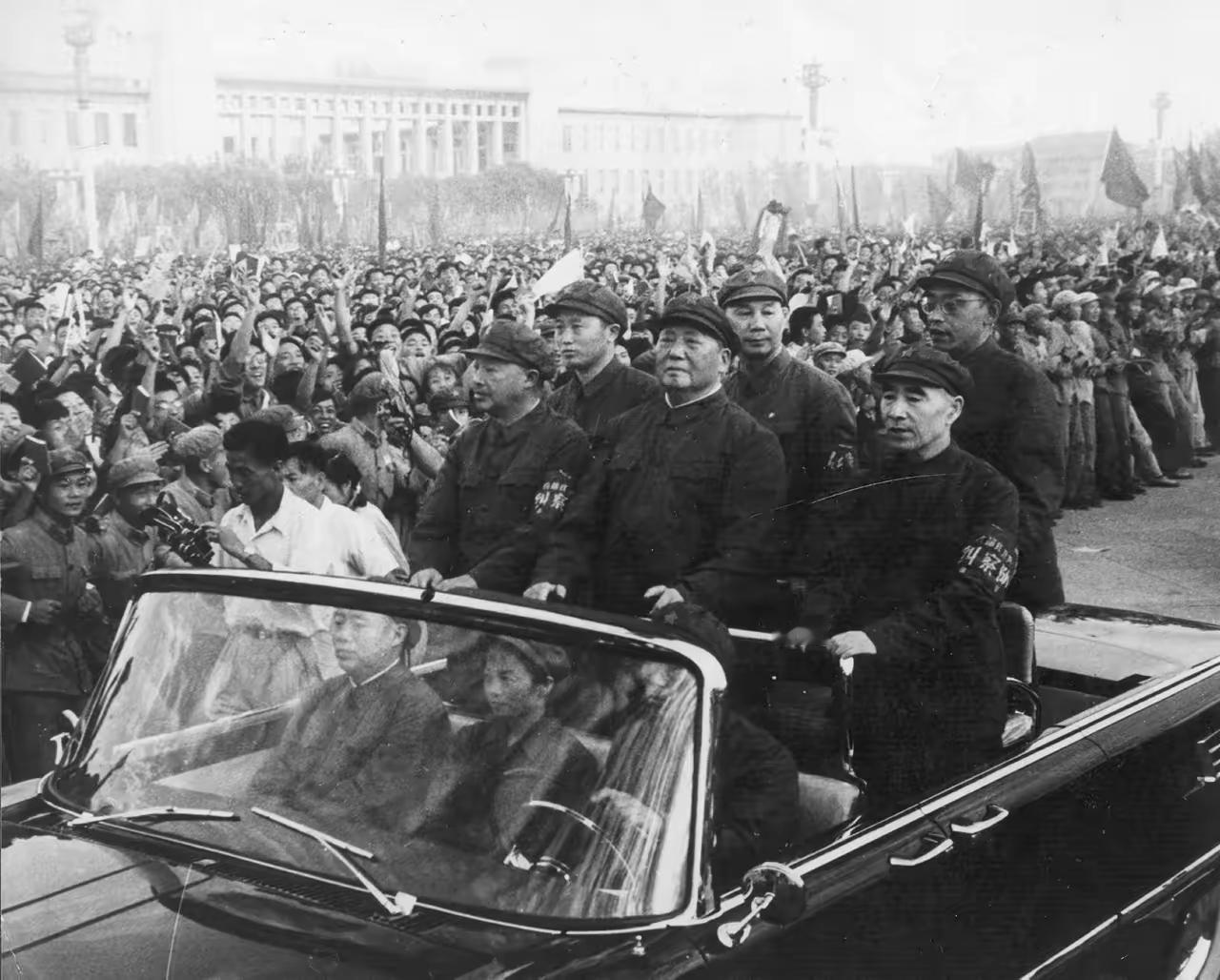 我敢说，能把这辆车上的人认出一半，历史绝对不会差！