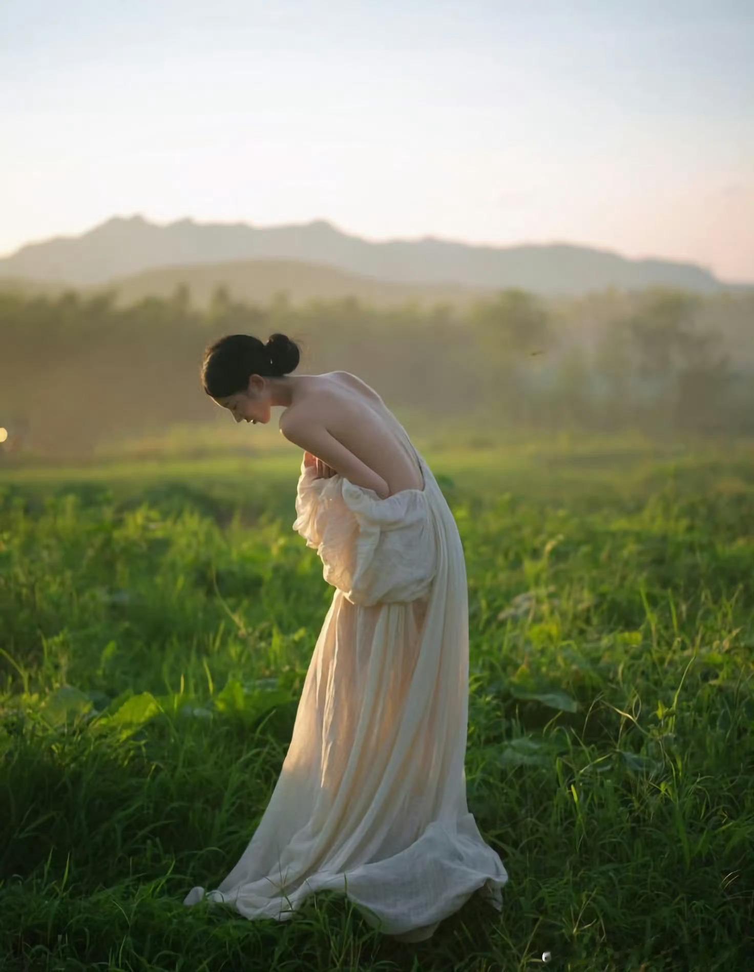 指数继续震荡上行站稳了4000点，创业板也新高了，市场成交额小幅放大到2.2万亿