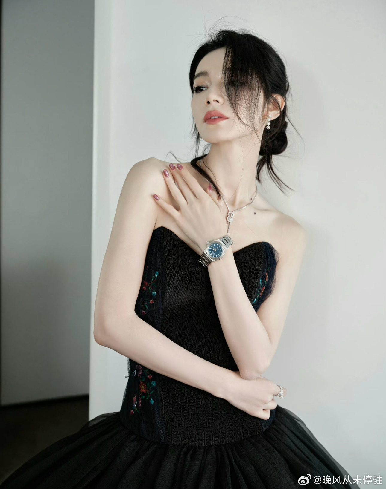 代斯去了白玉兰谁懂代斯这身穿搭 我的天嘞太绝了 性感带着自信 别有一股大方的气质