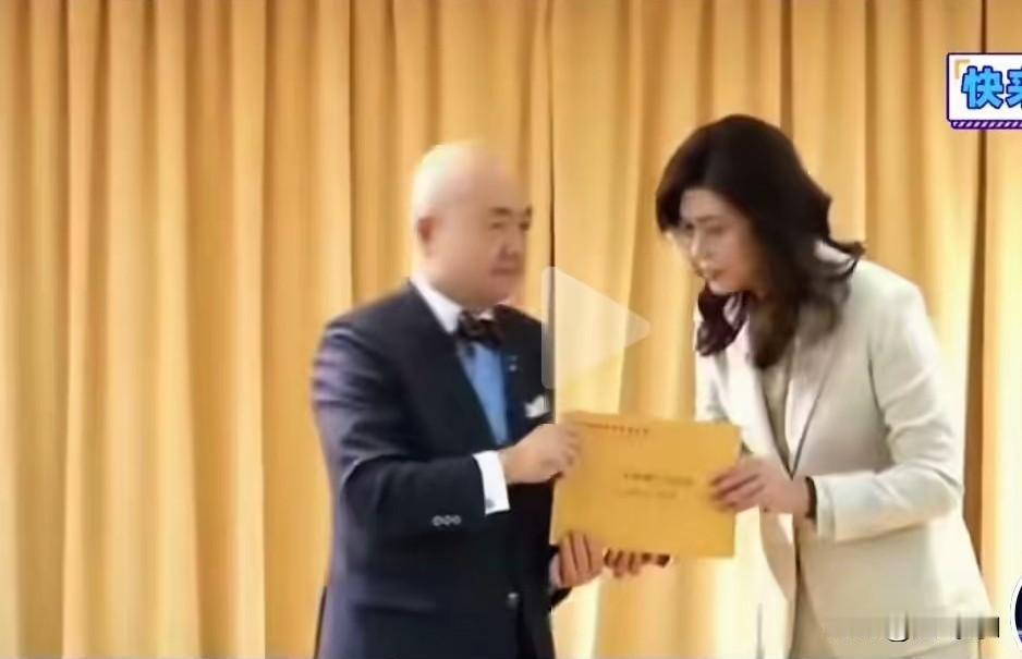 台湾国民党主席郑丽文为什么要给日本地震捐款，这是个人捐款。
大陆水灾郑丽文没有捐