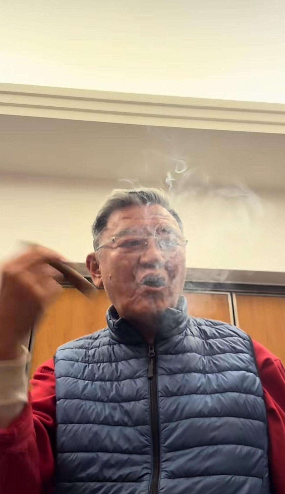 你绝对想不到，一个70多岁的老头，靠抽雪茄和晒午饭，圈粉超千万。
疫情期间他隔离