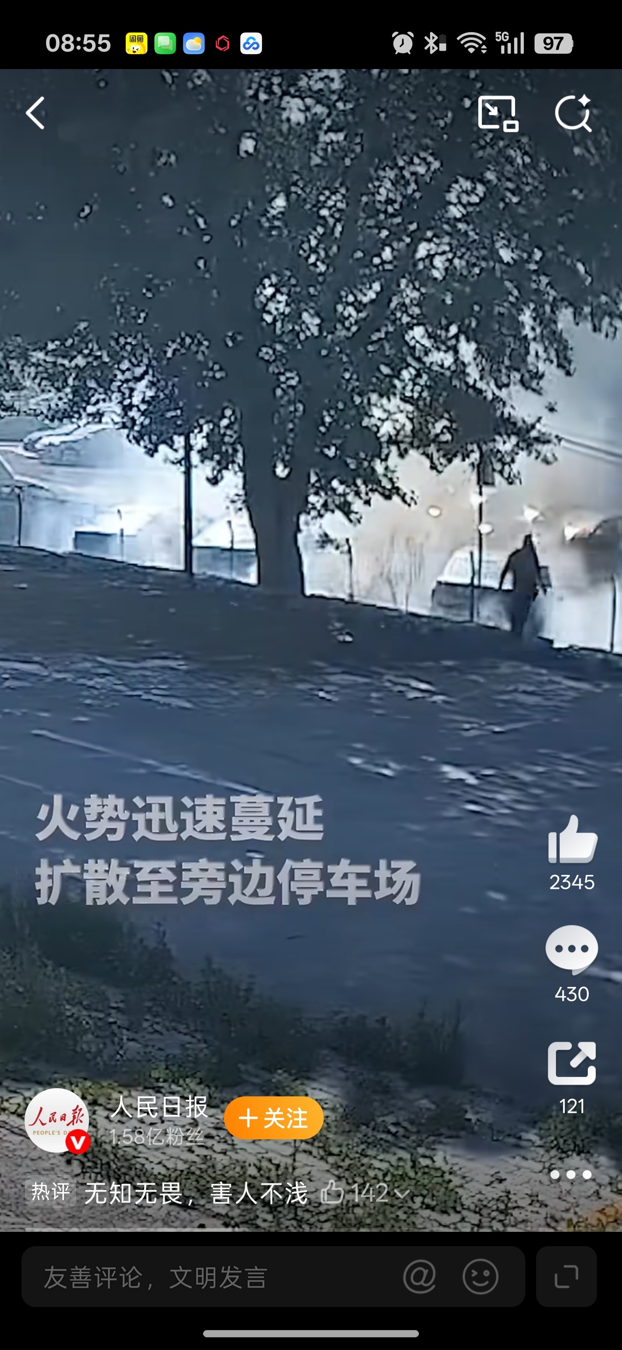 老人点燃路面杨絮烧毁20辆新车七十多岁了，你送他去坐牢没有啥意义，估计家里也拿不