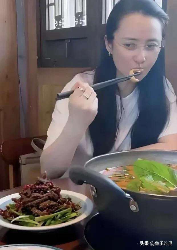 蒋勤勤在生活中尽显优雅，她曾是琼瑶御用女郎，一双大眼睛灵动无比，在《风云雄霸天下
