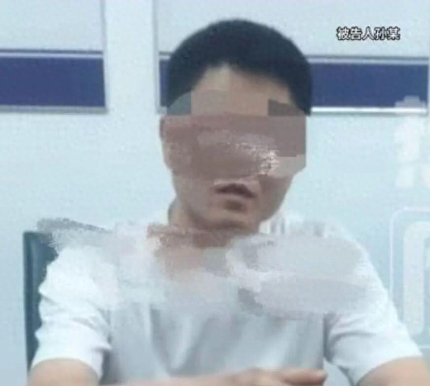 35岁男子隐瞒已婚事实与20岁女大学生恋爱，女方得知真相后提出分手，争吵期间女子