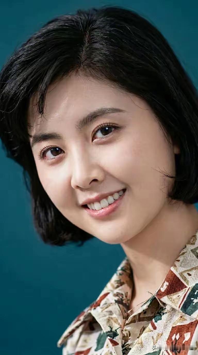 朱琳是集古典与现代美于一身的中国第一大美女。
从年轻到年老，第一美女的地位从未动