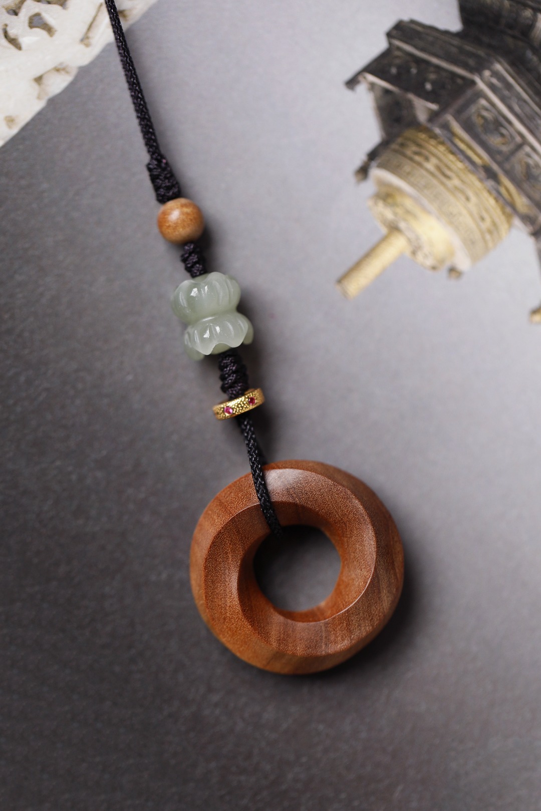 老山檀香 | 扭转乾坤·平安扣 挂件黑肉级，香气醇厚，手工雕刻扭转乾坤圈，好玩有