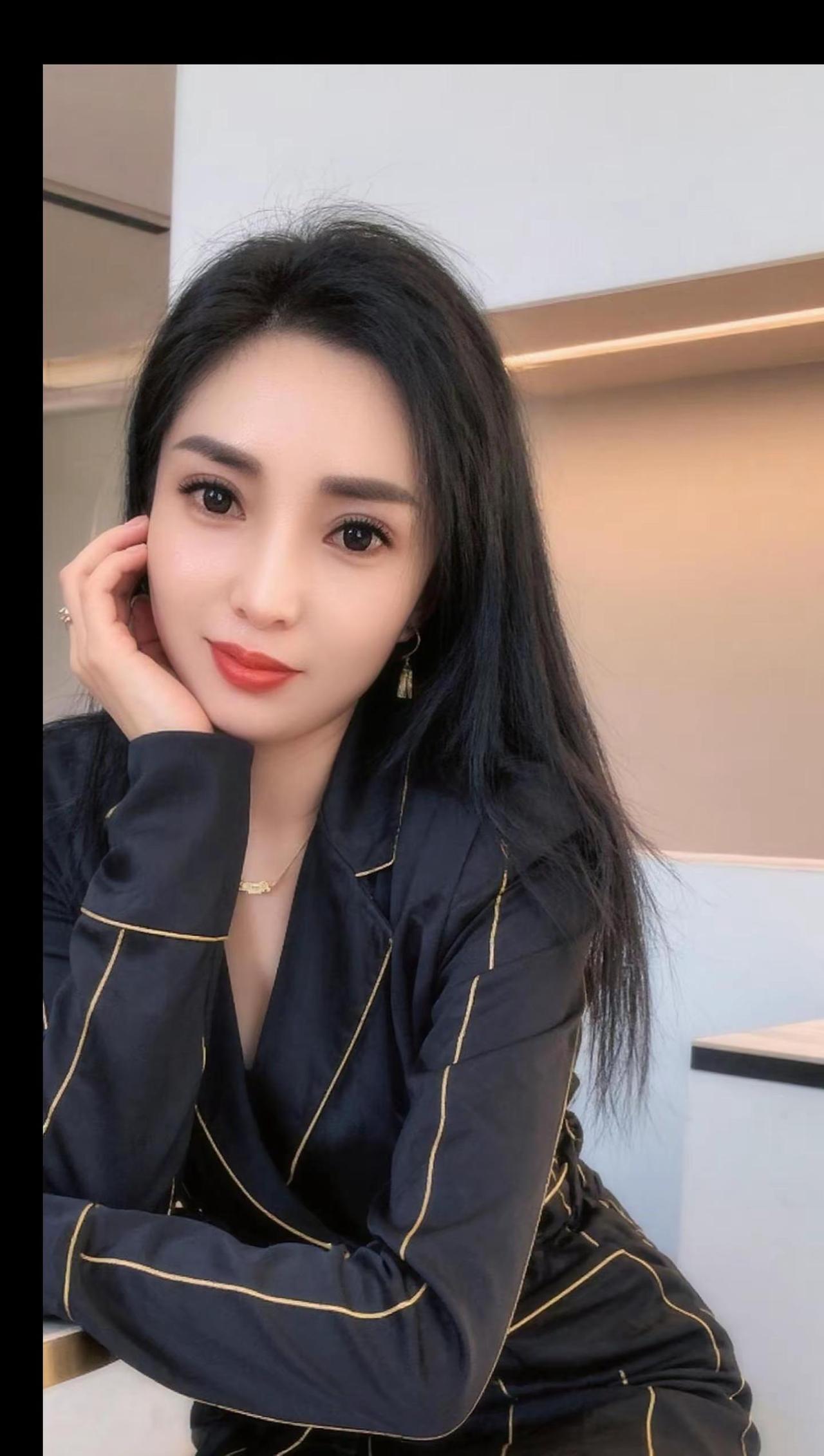 坐在房间拍 今天的工作很充实